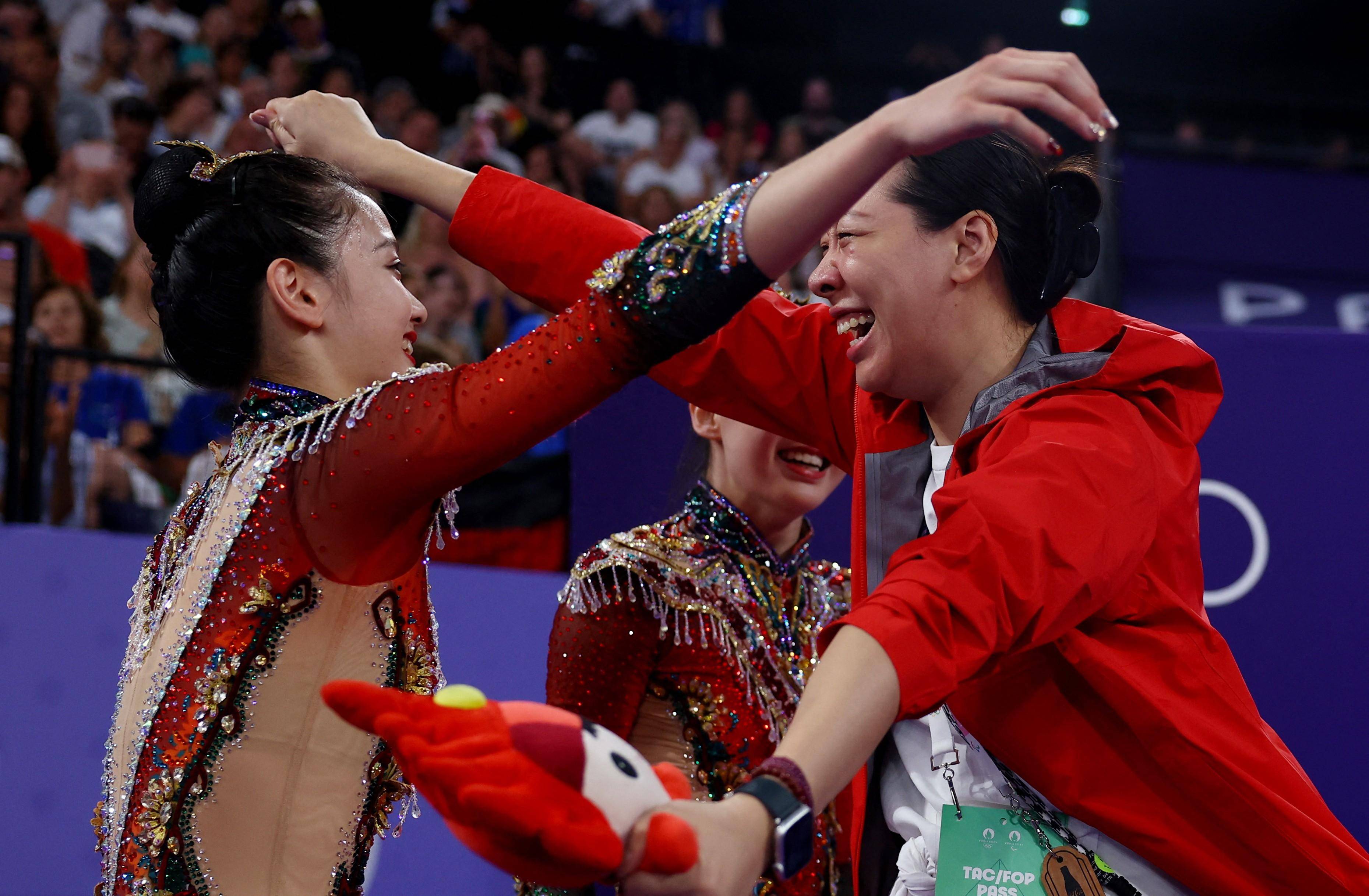 体操比赛火热进行，众多选手表现出色