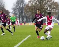 V体育-阿贾克斯少年气宇轩昂，踏上英伦之路